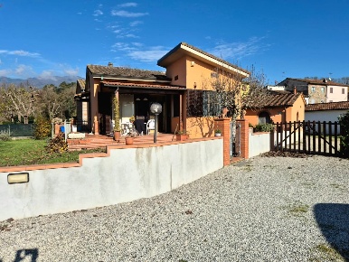 Foto Villa unifamiliare a Capannori Segromigno - San Colombano di 105 m²