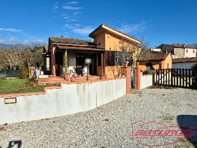 Foto Villa unifamiliare a Capannori Segromigno - San Colombano di 105 m²