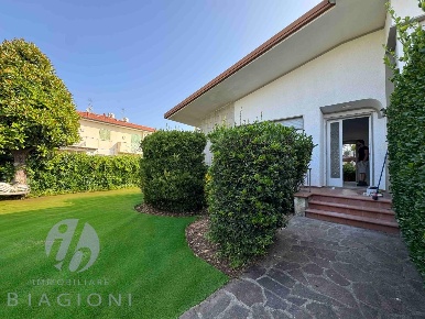 Foto Casa indipendente a Pietrasanta di 110 m² con 7 locali in vendita