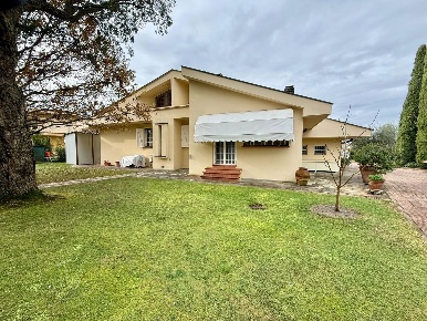 Foto Villa unifamiliare a Pontedera Oltrera di 218 m² con 7 locali