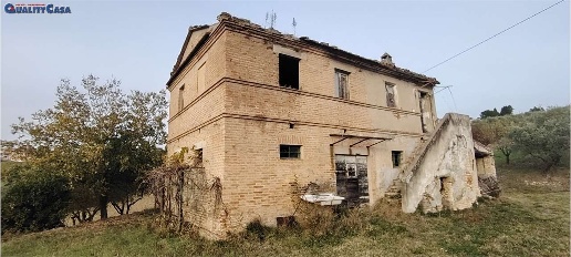 Foto Rustico in Via Agugliano 2, Camerata Picena di 177 m² con 5 locali