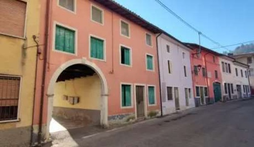 Foto Appartamento in Via Valloscura, Chiampo Centro di 116 m² con 1 locali
