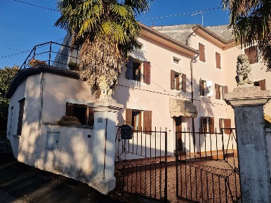 Foto Casa indipendente a Fregona di 332 m² con 15 locali in vendita
