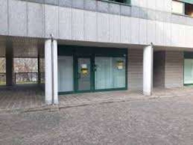 Foto Negozio a Senna Comasco di 140 m² con 2 locali in vendita