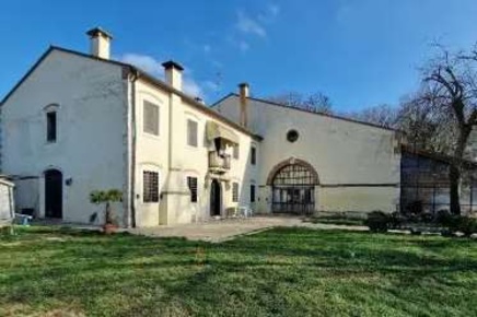 Foto Appartamento in Via Monticelli, Sossano Centro di 152 m² con 6 locali