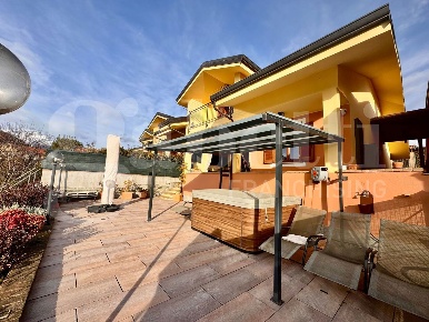 Foto Casa indipendente in Frossasco, Giaveno di 225 m² con 5 locali