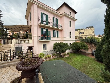 Foto Appartamento in Alessandro Poerio, Roma Monteverde Vecchio di 200 m²