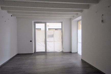 Foto Negozio in Via Cavour 1, Arona Centro di 70 m² con 2 locali in affitto