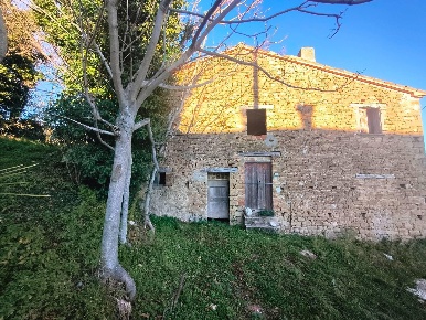 Foto Rustico a Mercatino Conca Centro di 250 m² con 8 locali in vendita