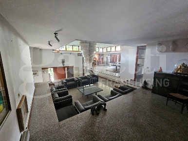 Foto Villa singola in Via Rossini 19, Rovato Centro di 517 m² con 5 locali