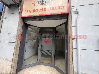 Foto Negozio in Viale Pietro Tomei 47, Tivoli Centro di 50 m² con 2 locali