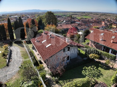 Foto Villa unifamiliare in Via rua 12, Mazzè Centro di 330 m² con 5 locali