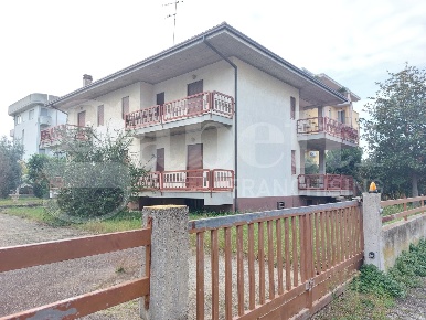 Foto Villa unifamiliare in Via Tosti 3, Martinsicuro Villa Rosa di 450 m²