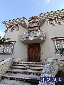 Foto Villa unifamiliare a Frignano di 280 m² con 7 locali in vendita