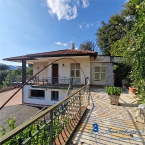 Foto Villa unifamiliare a Villanova d'Albenga di 241 m² con 8 locali