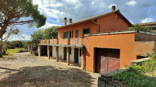 Foto Villa unifamiliare in STRADA DOGANE, Vetralla di 355 m² con 6 locali