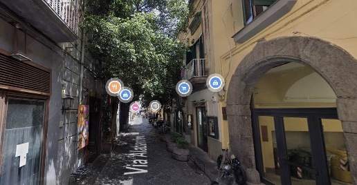 Foto Attività commerciale in VIA ALABARDIERI, Napoli Chiaia di 30 m²