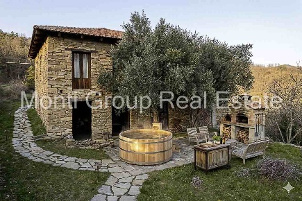 Foto Rustico a Roccaverano di 183 m² con 9 locali in vendita