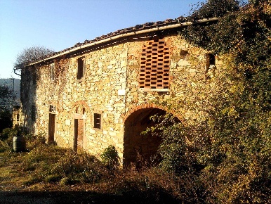 Foto Rustico a Serravalle Pistoiese di 385 m² con 13 locali in vendita