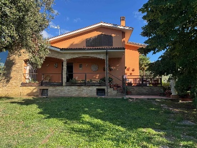 Foto Villa unifamiliare in strada carcarelle snc, Viterbo di 340 m²