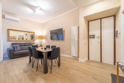 Foto Appartamento in Via Girolamo Benzoni, Roma di 64 m² con 4 locali