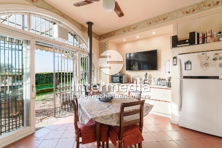 Foto Villa bifamiliare in Via Sera 37, Brescia di 360 m² con 14 locali