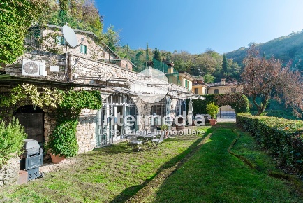 Foto Villa bifamiliare in Via Sera 37, Brescia di 360 m² con 14 locali