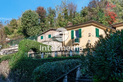 Foto Villa bifamiliare in Via Sera 37, Brescia di 360 m² con 14 locali