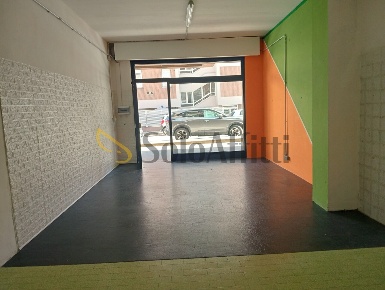 Foto Locale commerciale a Falconara Marittima Centro di 44 m² con 3 locali