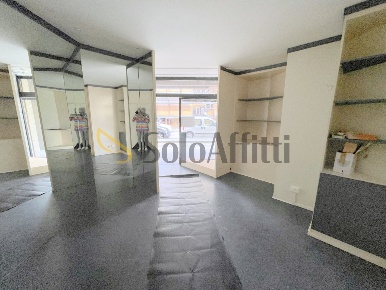 Foto Locale commerciale a Falconara Marittima Centro di 44 m² con 3 locali