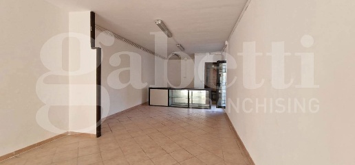 Foto Negozio in Via Don Minzoni 49, Nettuno Centro di 60 m² con 2 locali