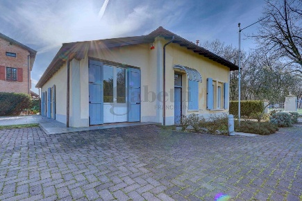 Foto Villa unifamiliare a Modena San Damaso di 245 m² con 9 locali