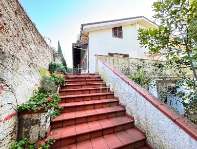 Foto Villa bifamiliare in Massabovi, Imperia Porto Maurizio di 370 m²