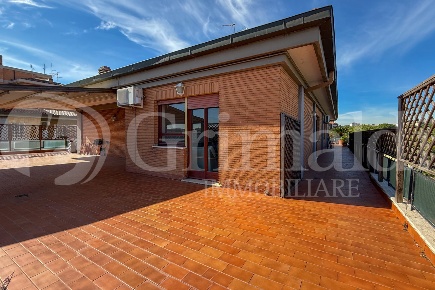 Foto Attico in Via Giuseppe Belluzzo 1, Roma Portuense di 200 m² in vendita