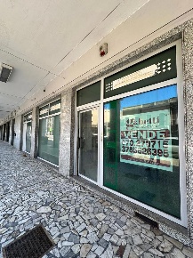 Foto Negozio in Viale Sant'Avendrace 279, Cagliari Is Mirrionis di 230 m²