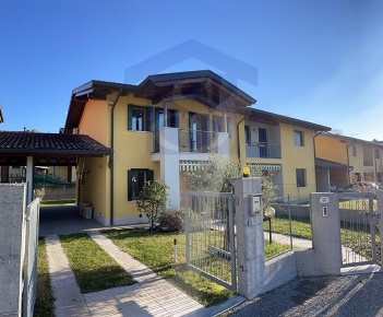 Foto Villa a schiera a Polcenigo Centro di 140 m² con 8 locali in vendita