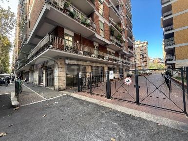 Foto Negozio in Via ODERISI DA GUBBIO 172, Roma Marconi di 150 m²