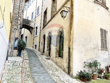 Foto Locale commerciale in Via Plinio Il Giovane, Spoleto Centro Storico