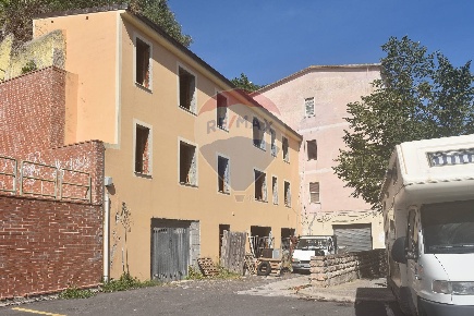 Foto Appartamento in piazza Gramsci, Ossi di 305 m² con 8 locali in vendita