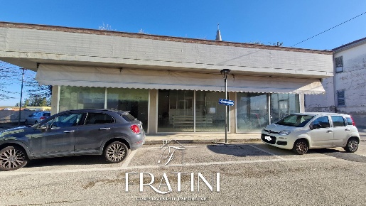 Foto Locale commerciale in VIA MARCONI, Ancarano di 400 m² con 10 locali