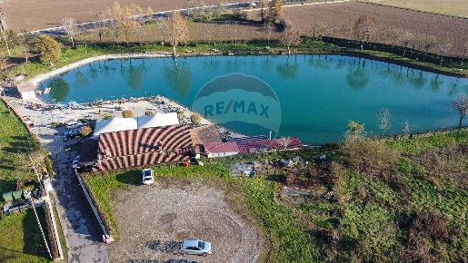 Foto Locale commerciale in Strada Soncinese, Romano di Lombardia di 366 m²