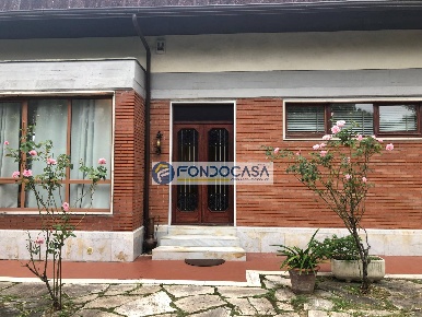 Foto Casa indipendente in via marina vecchia, Massa Centro di 130 m²
