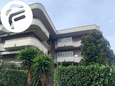 Foto Appartamento in Viale Roma, Massa Centro di 240 m² con 6 locali