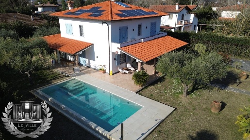 Foto Villa unifamiliare in via Bellini 95, Pietrasanta di 260 m² in affitto