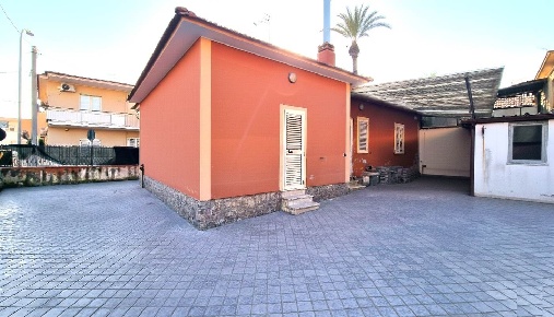 Foto Casa indipendente in Via Cosenza, Mondragone di 120 m² con 4 locali