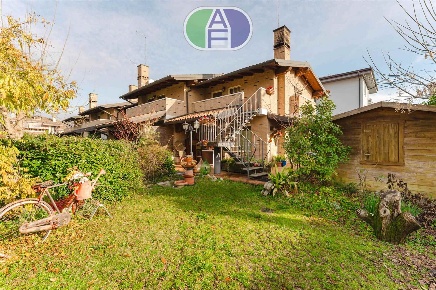 Foto Villa a schiera in Via Sauro 23, Salzano Centro di 115 m² con 5 locali
