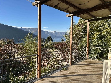 Foto Appartamento a Sale Marasino Centro di 103 m² con 5 locali in vendita