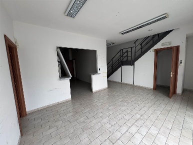 Foto Laboratorio a Pisa Ospedaletto di 100 m² con 4 locali in vendita