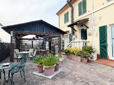 Foto Casa indipendente a San Costanzo di 180 m² con 12 locali in vendita