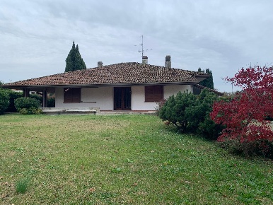 Foto Casa indipendente a Torviscosa Centro di 200 m² con 9 locali